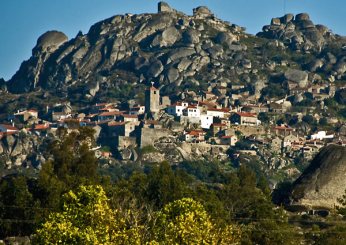 Вид селения Монсанто, Португалия