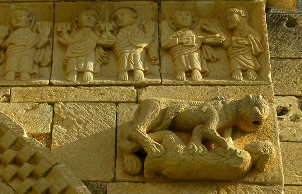 Романская скульптура на фасаде церкви Сан Педро де Техада