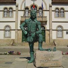 Памятник Бандарре перед зданием городского совета Транкозу