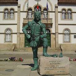 Памятник Бандарре перед зданием городского совета Транкозу