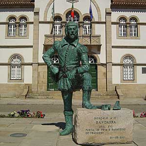 Памятник Бандарре перед зданием городского совета Транкозу