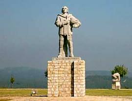 Памятник Нуно Алвареш Перейра в замке Оурень