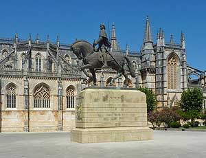 Памятник Нуно Алвареш возле монастыря Баталья