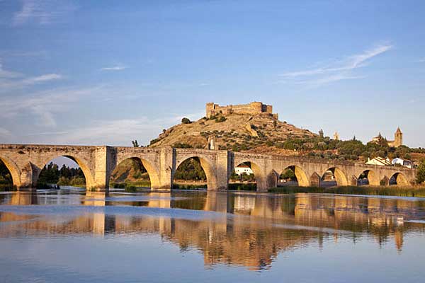 Медельин. Вид на город с реки