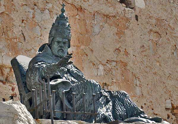 Пеньискола. Памятник Папе Луна