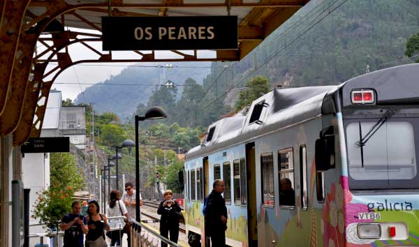 Поезд на станции Ос Пеарес, Рибейра Сакра, Галисия