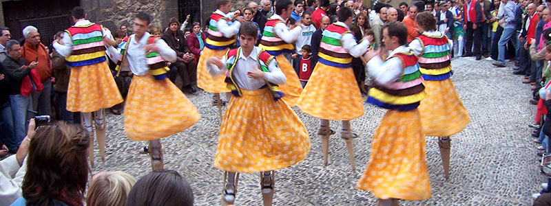 Танец на ходулях в Ангиано