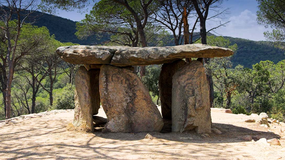 Дольмен Педра Хентиль, Каталония, Испания